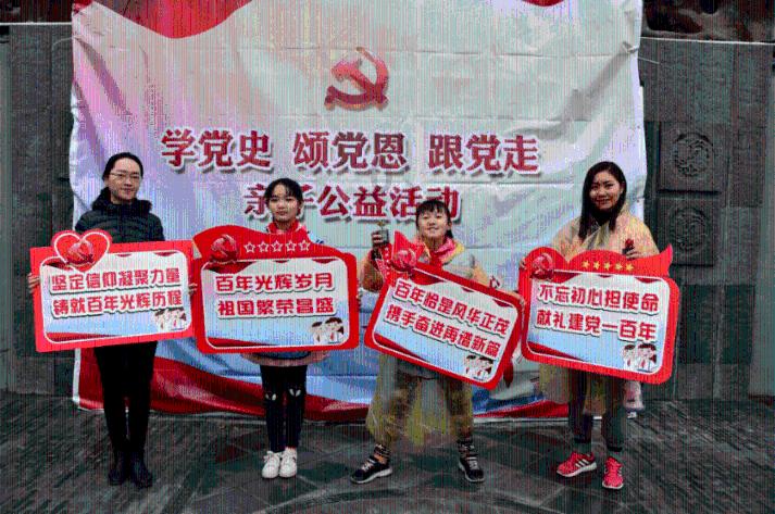 江西赣州:小车撞护栏3人被困,消防员紧急救援